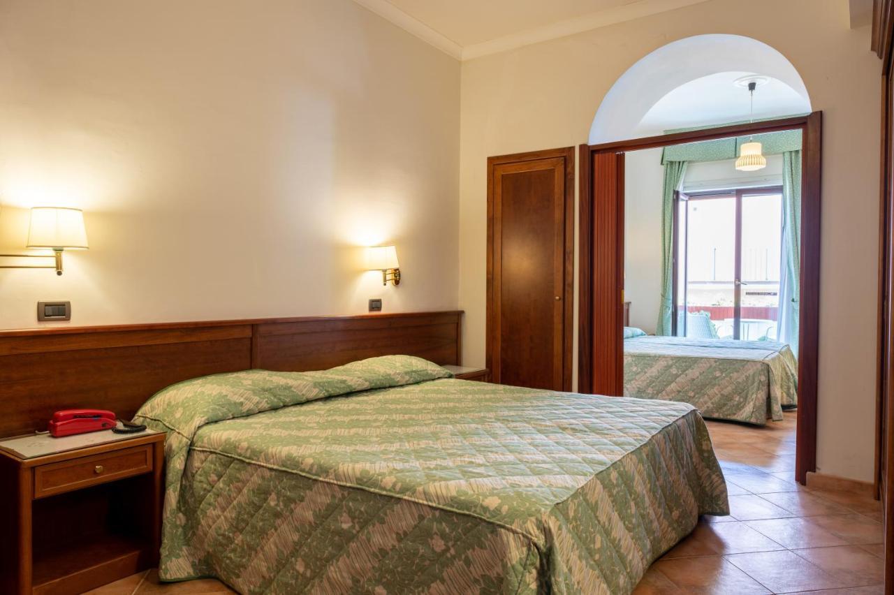 Hotel Montana SantʼAgata sui Due Golfi Εξωτερικό φωτογραφία