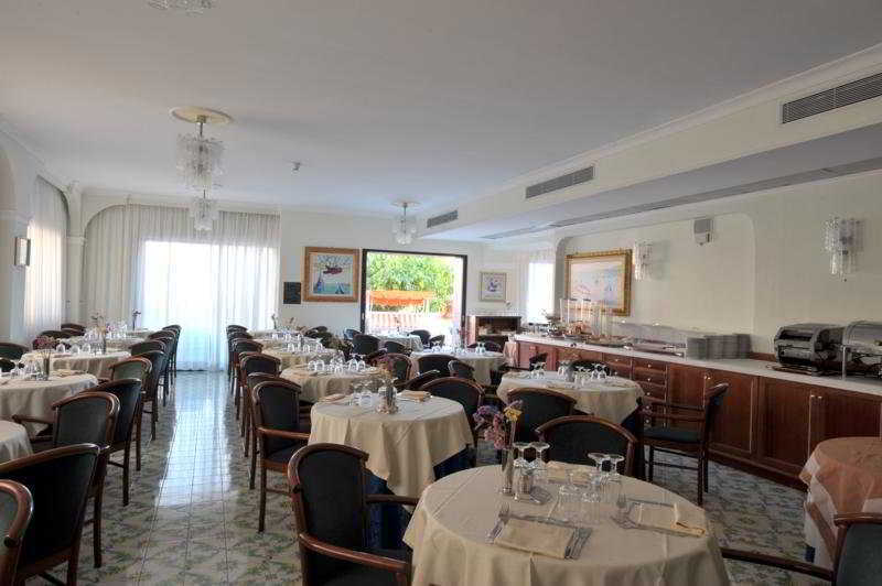 Hotel Montana SantʼAgata sui Due Golfi Εξωτερικό φωτογραφία