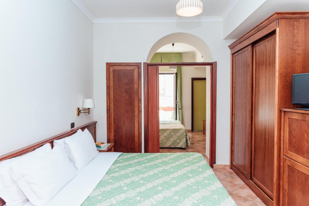 Hotel Montana SantʼAgata sui Due Golfi Εξωτερικό φωτογραφία