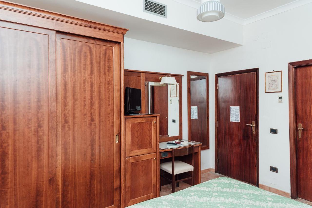 Hotel Montana SantʼAgata sui Due Golfi Εξωτερικό φωτογραφία