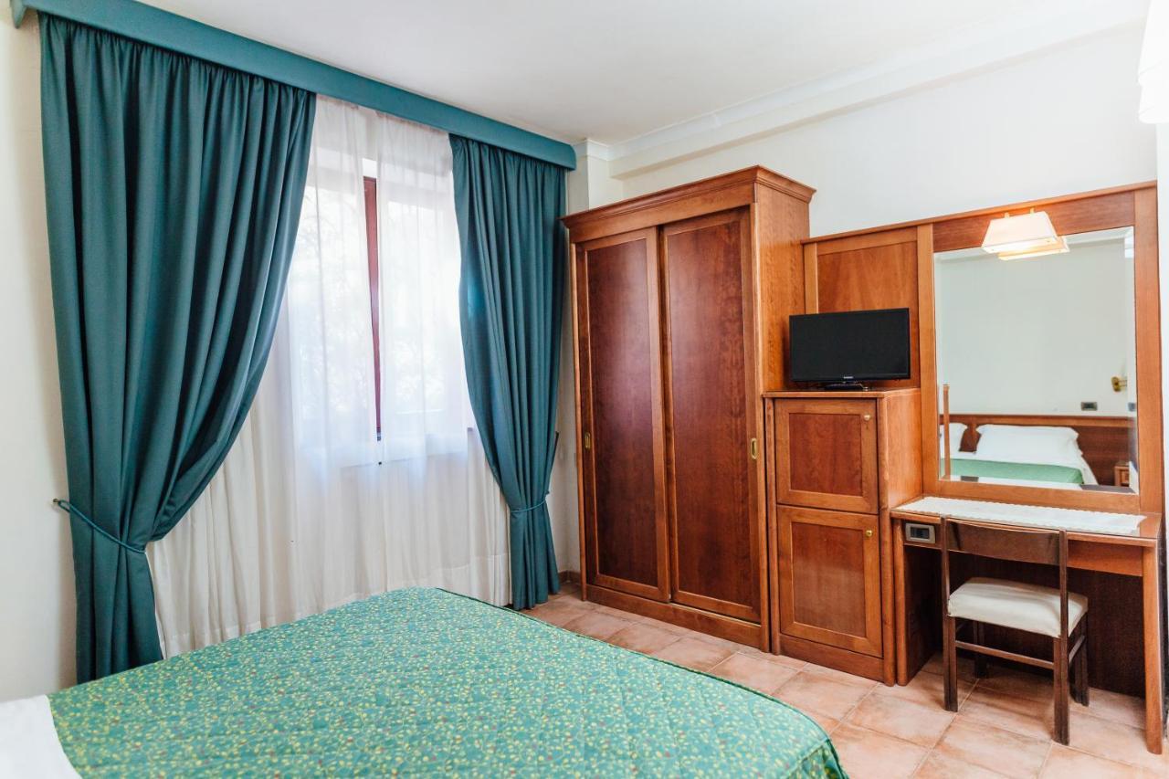 Hotel Montana SantʼAgata sui Due Golfi Εξωτερικό φωτογραφία