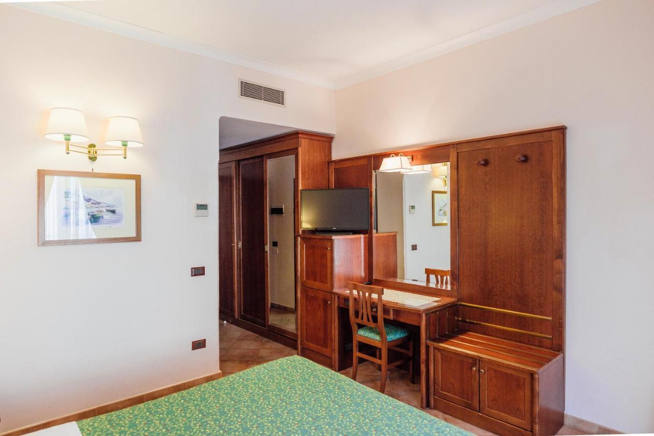 Hotel Montana SantʼAgata sui Due Golfi Εξωτερικό φωτογραφία