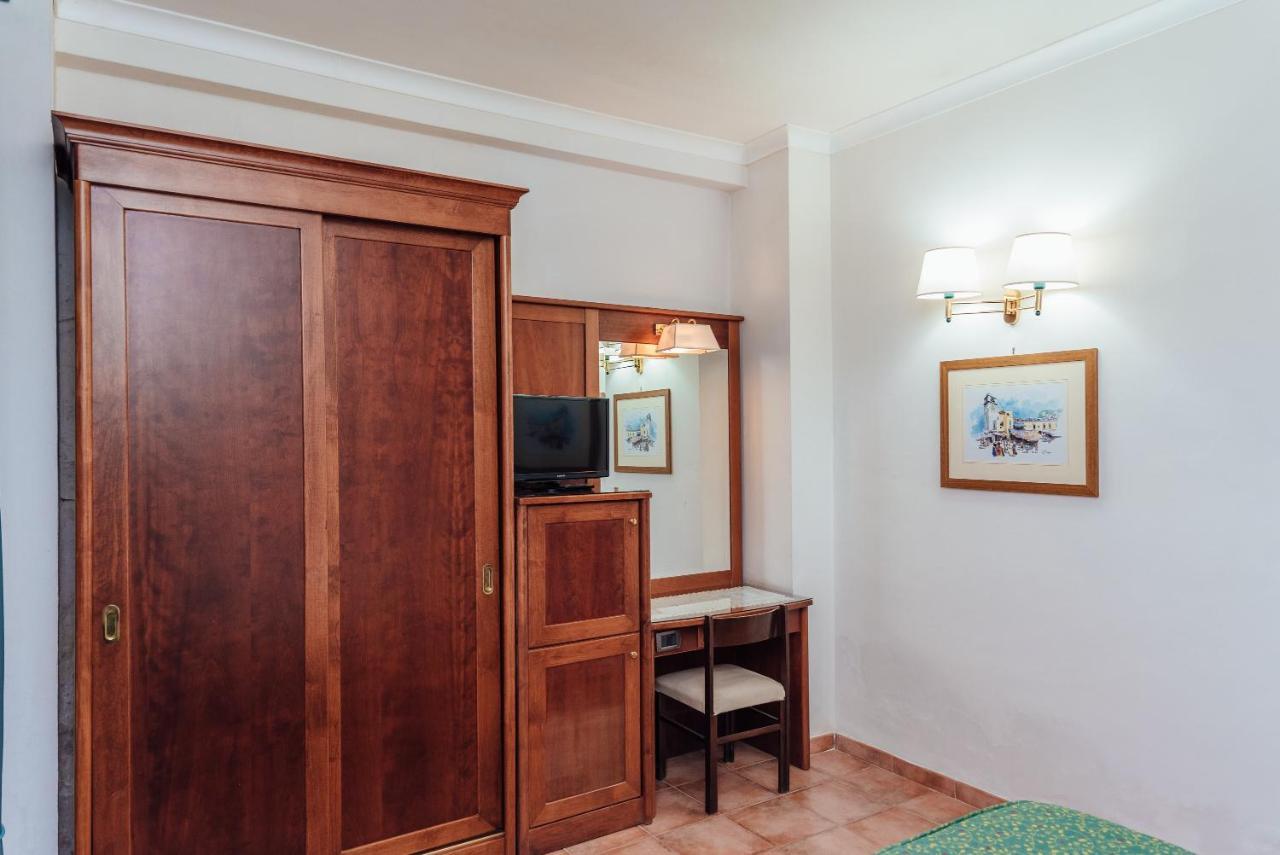 Hotel Montana SantʼAgata sui Due Golfi Εξωτερικό φωτογραφία
